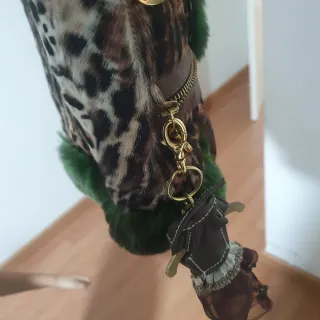 Chaqueta leopardo y pelo verde auténtico