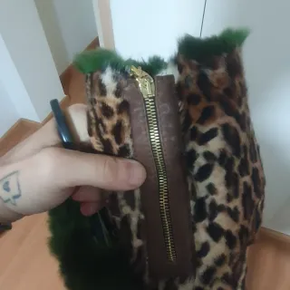 Chaqueta leopardo y pelo verde auténtico