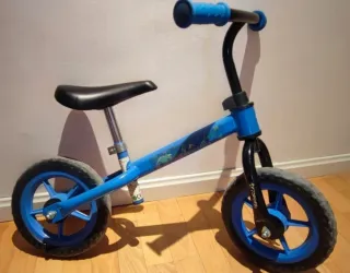 Bicicleta sin pedales azul