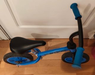 Bicicleta sin pedales azul