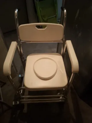 Silla de ruedas y orinal