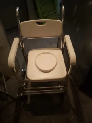 Silla de ruedas y orinal
