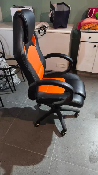 Silla de oficina/gaming negra y naranja