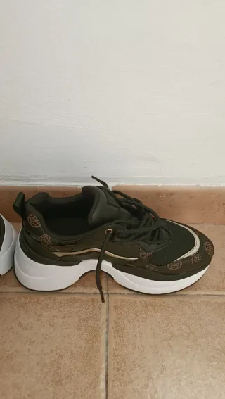 Tenis Guess Negros y Marrones