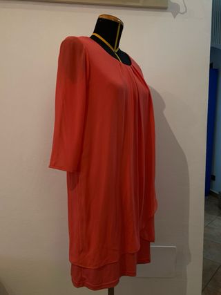 Vestito corallo con pieghe