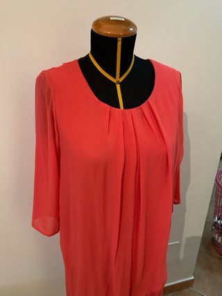 Vestito corallo con pieghe