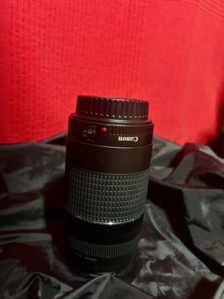 Cámara Canon EOS 1300D con objetivo