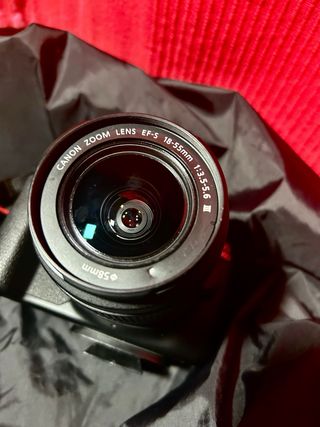 Cámara Canon EOS 1300D con objetivo