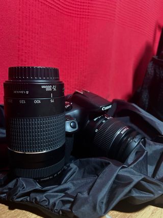 Cámara Canon EOS 1300D con objetivo