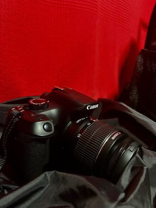 Cámara Canon EOS 1300D con objetivo