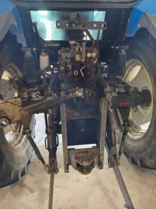 Tractor New Holland TM115 con tripuntal