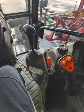 Tractor New Holland TM115 con tripuntal