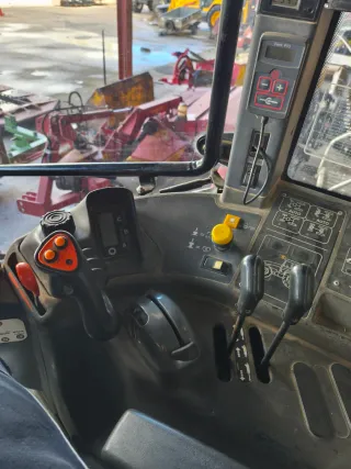 Tractor New Holland TM115 con tripuntal