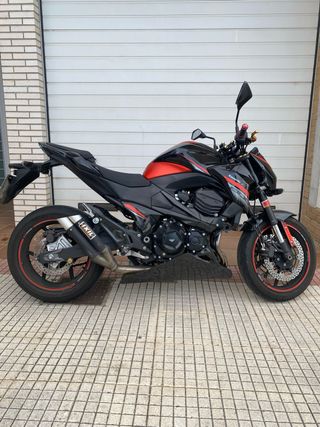 Kawasaki Z800 – Negra y roja | Sonido brutal