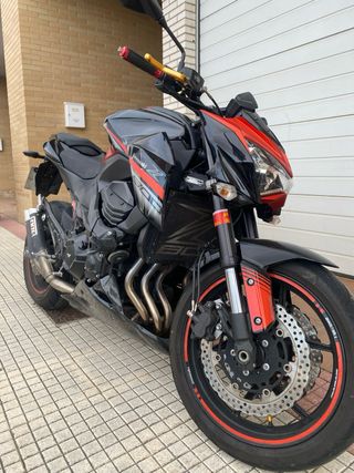 Kawasaki Z800 – Negra y roja | Sonido brutal