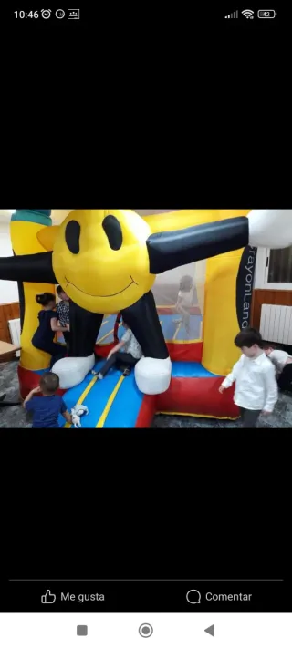 Castillo inflable con cara sonriente