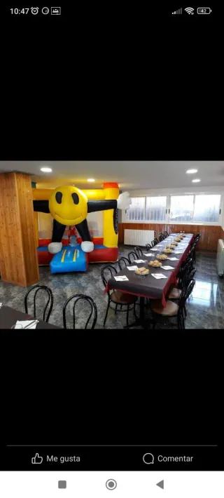 Castillo inflable con cara sonriente