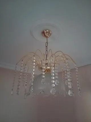 Lámpara de techo dorada con cristales