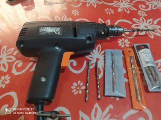 Taladro eléctrico con brocas