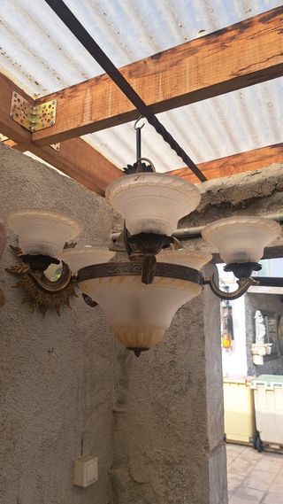 Lámpara de techo dorada y blanca