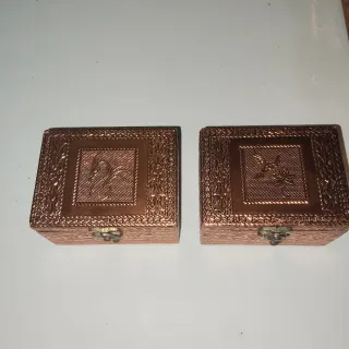 Caja de madera y latón decorada