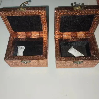 Caja de madera y latón decorada