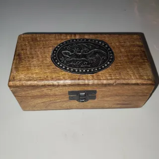Caja de madera y latón decorada