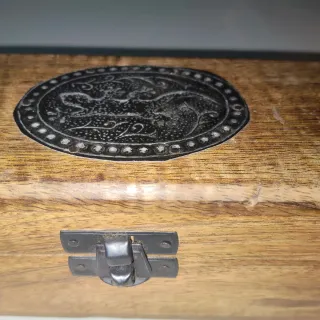 Caja de madera y latón decorada