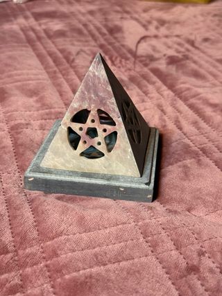 Porta incenso piramidale con decorazioni