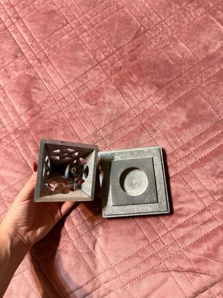 Porta incenso piramidale con decorazioni