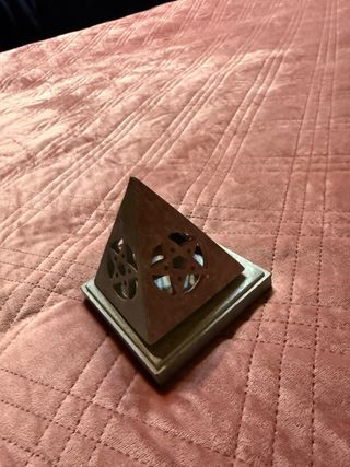 Porta incenso piramidale con decorazioni