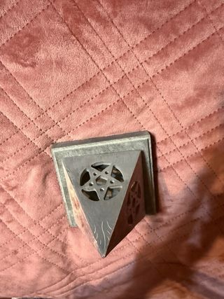 Porta incenso piramidale con decorazioni