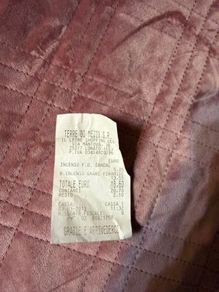 Porta incenso piramidale con decorazioni