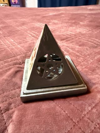 Porta incenso piramidale con decorazioni