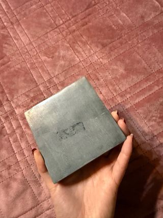 Porta incenso piramidale con decorazioni