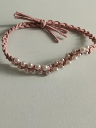 Pulsera rosa con perlitas blancas