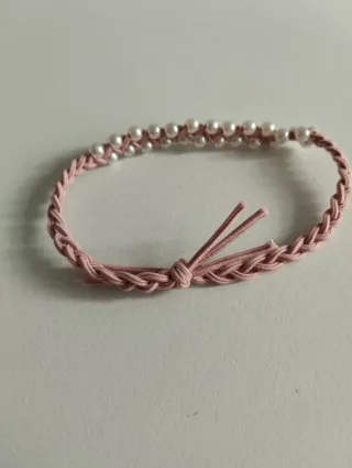 Pulsera rosa con perlitas blancas