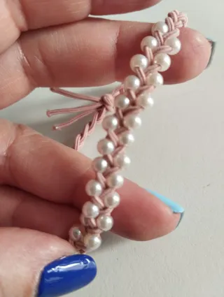 Pulsera rosa con perlitas blancas