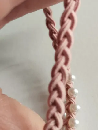 Pulsera rosa con perlitas blancas