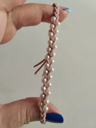 Pulsera rosa con perlitas blancas
