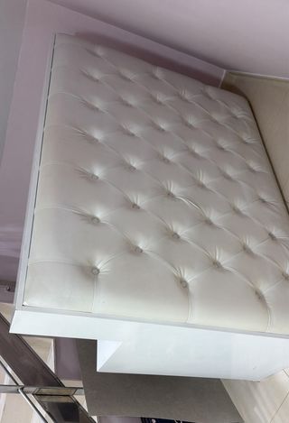 Mostrador blanco con formas