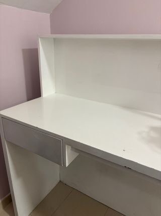 Mostrador blanco con formas