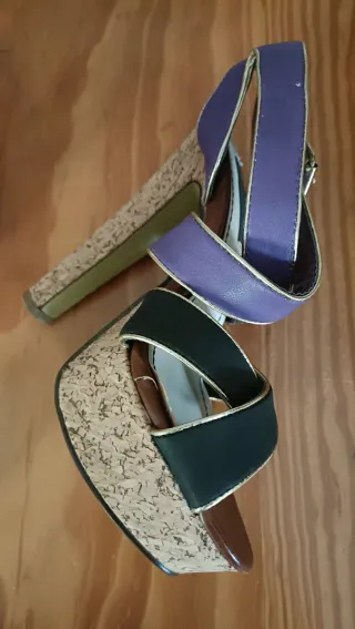 Tacones de corcho negros y morados