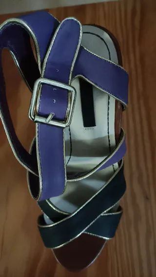 Tacones de corcho negros y morados