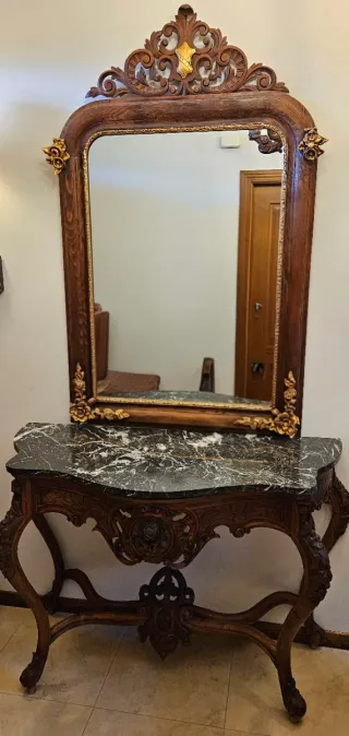 Consola Antigua con Espejo