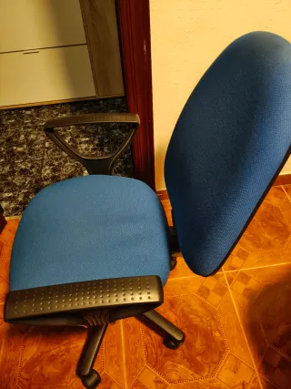 Silla de oficina ergonómica azul