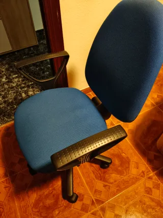Silla de oficina ergonómica azul