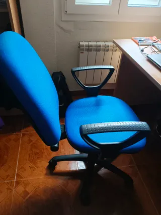 Silla de oficina ergonómica azul