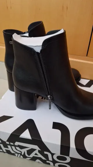 Botines negros con tachuelas