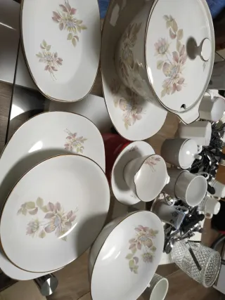 Lote vajilla porcelana: sopera, ensaladera, 4 fuen